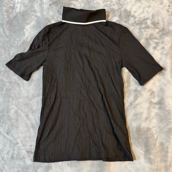 Zara Black Ribbed Short Sleeve Top

#1256 - Picture 1 of 6